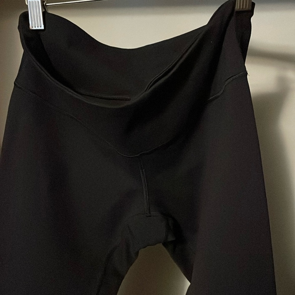 Lululemon low-rise black cropped leggings size 6 Ex. Condition. Sm inside pocket